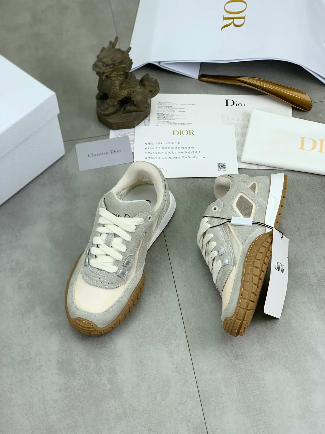 Men's men's shoes P520 new Dior Tech sneakers 2026 early spring series new products, with fashionable details, highlighting retro aesthetics. The light beige anti-suede cow leather upper is spliced ​​with apricot transparent mesh fabric on the side. The upper window edge is adhered with high-frequency flat ironing and back-pressure. It replicates the original craftsmanship, making it beautiful and comfortable without falling off. The interior is made of sheep lining of the same color, which is soft and comfortable. The heel and tongue are embellished with the Paris logo. The textured TPU soles with the same color logo. The high-end version is exquisitely packaged, adding a high-end style.  Code number: 35-46